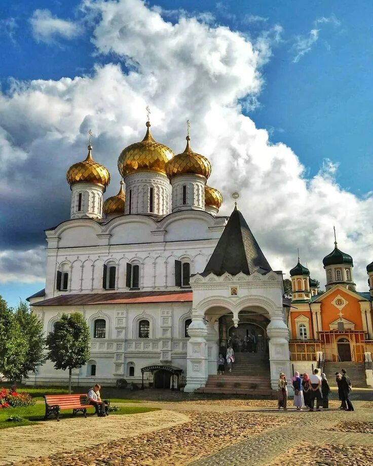 Ипатьевский монастырь кострома. Свято-Троицкий Ипатьевский монастырь. Свято-Троицкий Ипатьевский мужской монастырь, Кострома. Золотое кольцо Ипатьевский монастырь в Костроме.