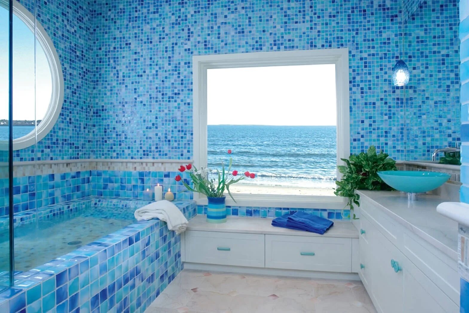 Какую плитку использовать в ванной. Голубая мозаика в ванной. Ванна в стиле моря. Ванная с голубой мозаикой. Ванная с голубой плиткой.