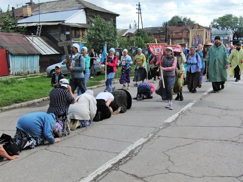 Потеря хода. Ползут на коленях в Церковь. Православные ползут. Люди ползут в Церковь. Люди ползут на коленях в Церковь.