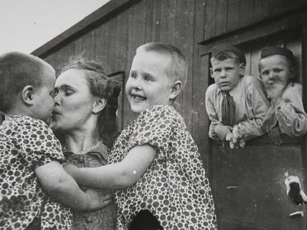 Фото детей во время войны. Матрена Вольская дети. Подвиг Вольско Матрена Вольская в 1942 году.