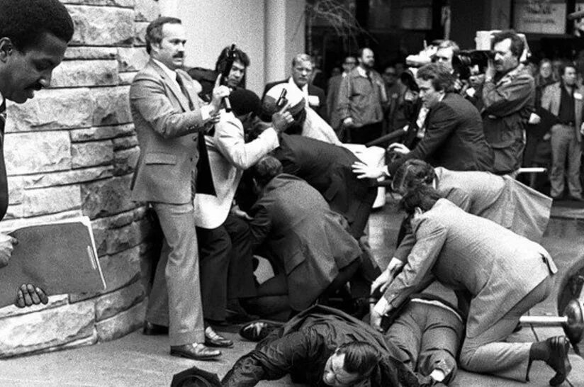 Фото покушения. Рональд Рейган 1981. Покушение на Рональда Рейгана 1981. Рональд Рейган покушение. Джон Хинкли покушение на Рейгана.