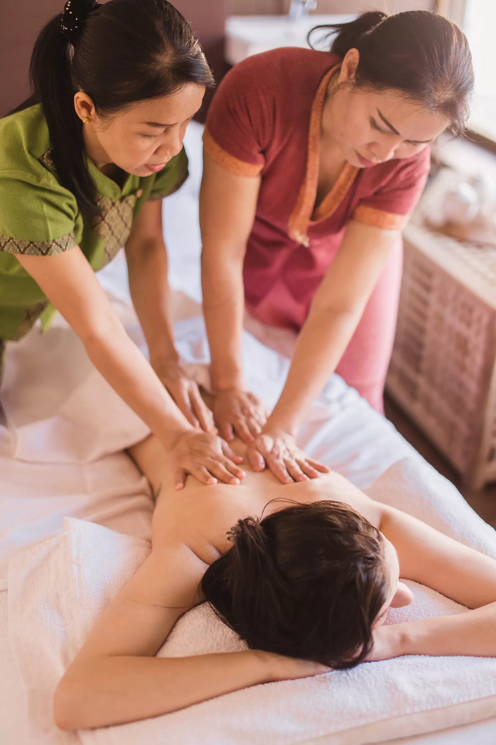 массаж двумя девочками. массаж для женщин с продолжением. тайский массаж для мужчин. девушка в спа. тайский массаж.