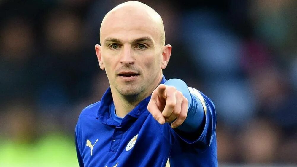 Камбьяссо футболист. Камбиассо футболист. Cambiasso. Камбьяссо лестер. Камбьяссо футболист.