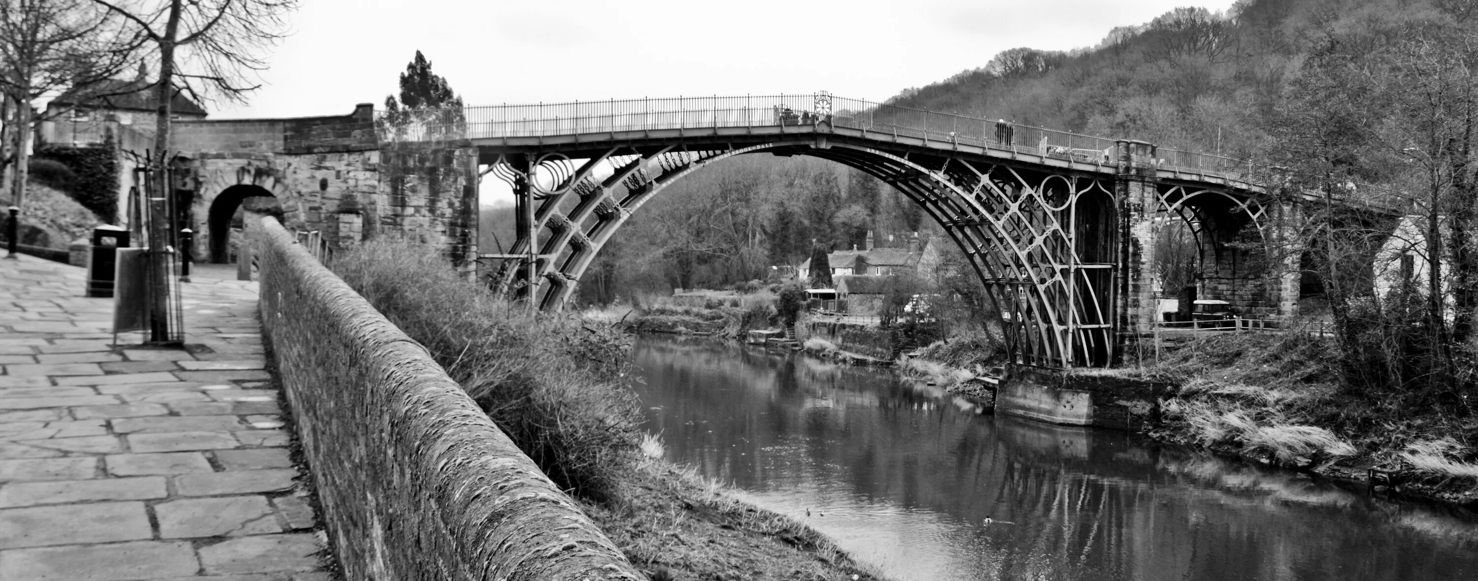The first bridge was. Чугунный мост (the iron bridge). мост северн айрон бридж. англия мост северн 1779. чугунный мост айронбридж.