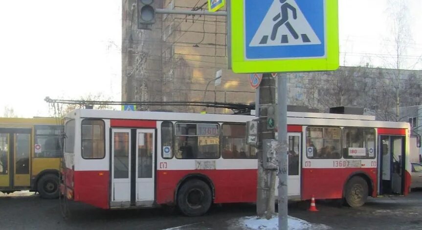 Где едет 2 троллейбус ижевск. Троллейбус сбил пенсионерку. троллейбус ижевск 2045. троллейбус ижевск 1250. ижевск троллейбус в 2024.