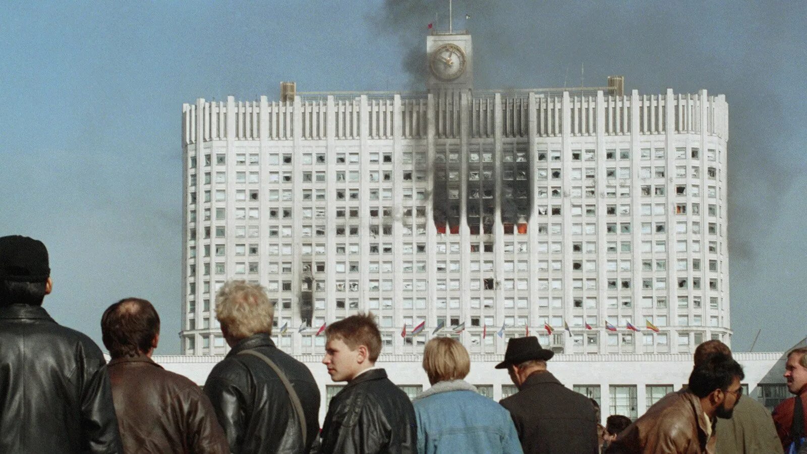 Ельцинский путч 1993. Белый дом штурм 1993. Белый дом после обстрела 1993. Захват парламента