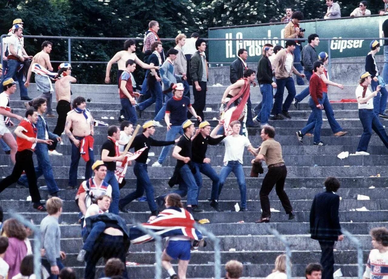 Football hooligans. Футбольные хулиганы ультрас. Футбольные хулиганы Англии. Околофутбольщики Англии. Футбольные хулиганы субкультура.