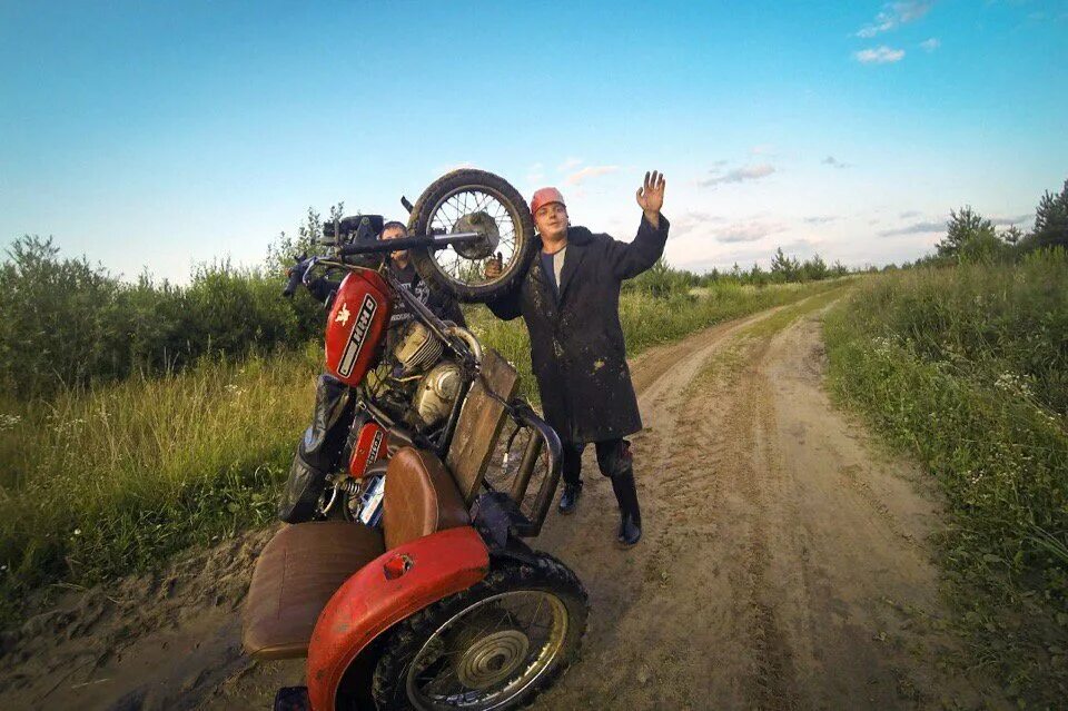 Мотоцикл урал в деревне. Мопед в деревне. Мопед в деревне. Иж планета 5 в деревне. Минск 125 эндуро.