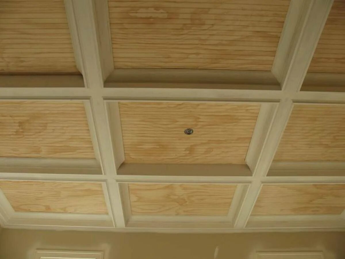 Раскладка потолок. Кессонный потолок Армстронг. Кессонный потолок из фанеры. Деревянные потолочные панели. Потолочные панели под дерево.