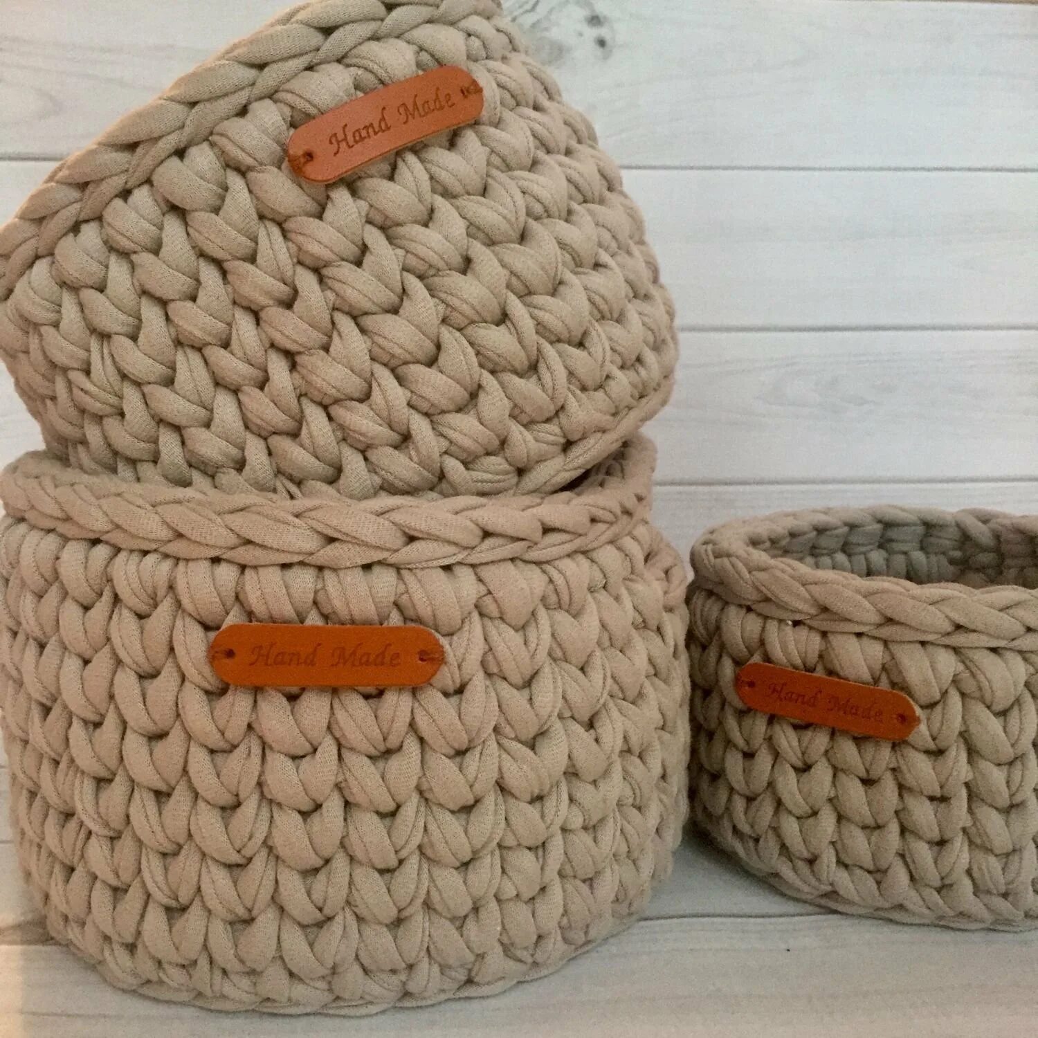 корзины из трикотажной пряжи. корзины из трикотажной пряжи. корзинки из трикотаж пряжи. связать корзинку с деревянным. вязаные корзинки.