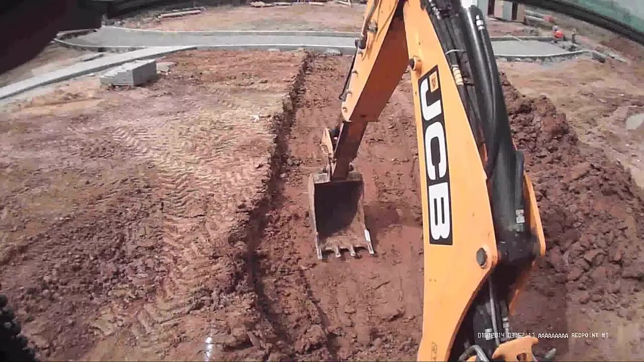 Экскаватор роет траншею со скоростью 2. Jcb 3cx копает. jcb 3cx траншея. jcb копает котлован. трактор копает траншею.