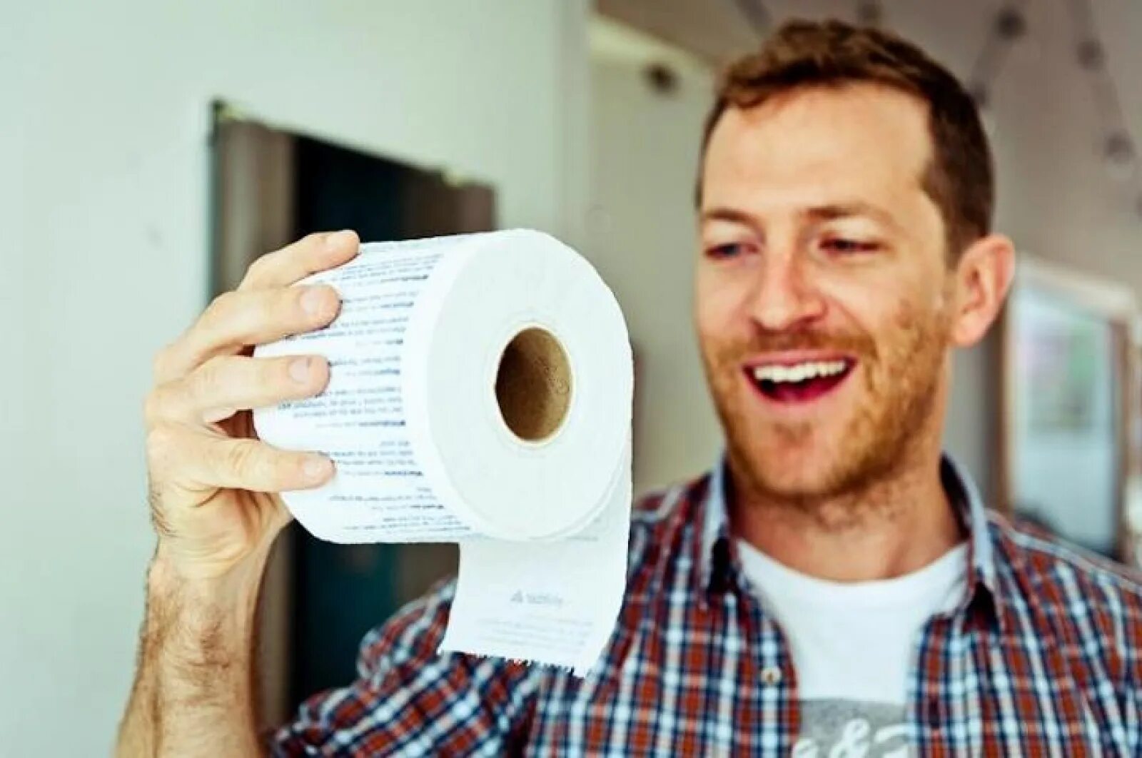 Мужчина с бумагами. Man with a lot of paper. Мужчина в офисе с бумагами. Мужик бумага есть. Человек с бумагой в руках.