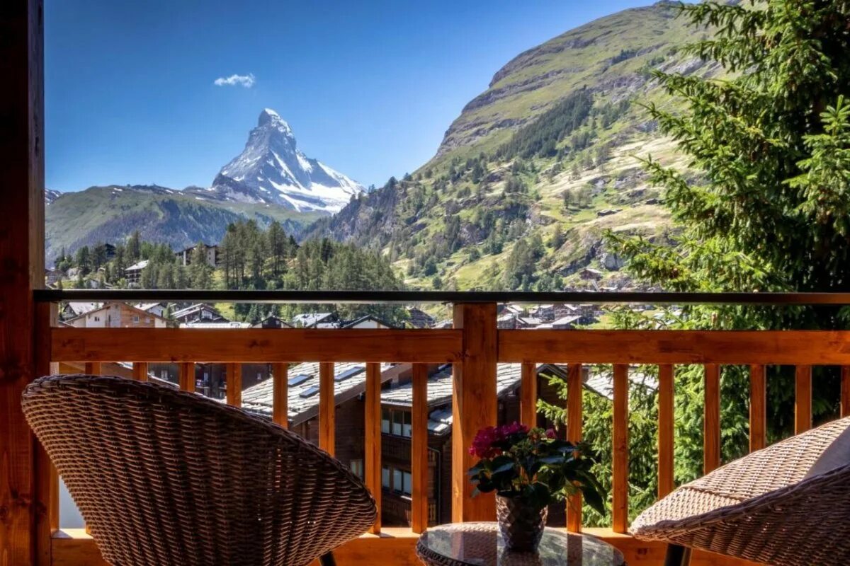 А в доме моем гор. Отель у озера Швейцарии Zermatt. Кафе Церматт Швейцария. Церматт ресторан на горе. Moon House Приэльбрусье Шале.