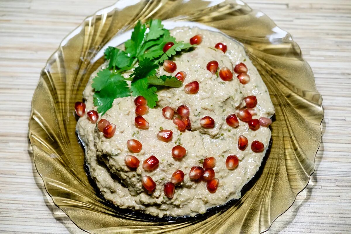 Салат сациви из курицы и грецким орехом. Грузинский салат сациви. Салат сациви. Сациви салат. Курица с орехами по-грузински сациви.