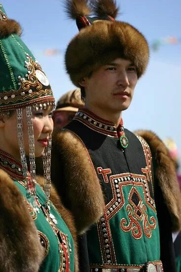 Камзол якутский национальный мужской. Традиционная одежда якутов 17. Саха танаьа эр киьи. Камзол мужской якутский национальный костюм. Саха харысхал.