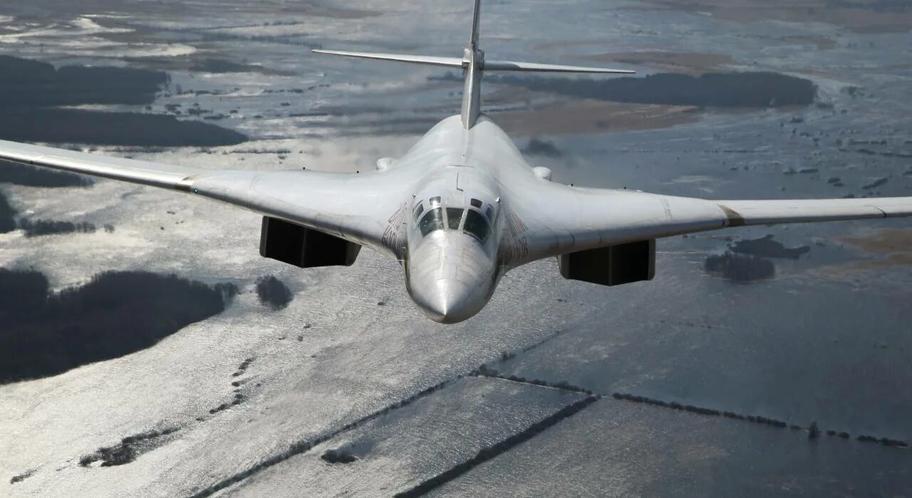 Самолет находящийся в полете преодолевает 140. Белый лебедь самолет ту 160. Ту-160 сверхзвуковой самолёт. Ту 160 спереди. Ту-160м2 дальность полета.
