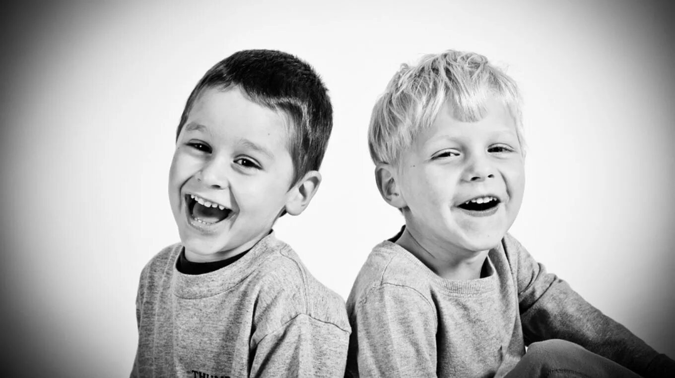 Одинаковая разная жизнь. Дети смеются. Ребенок улыбается. Два мальчика. Друзья мальчики.
