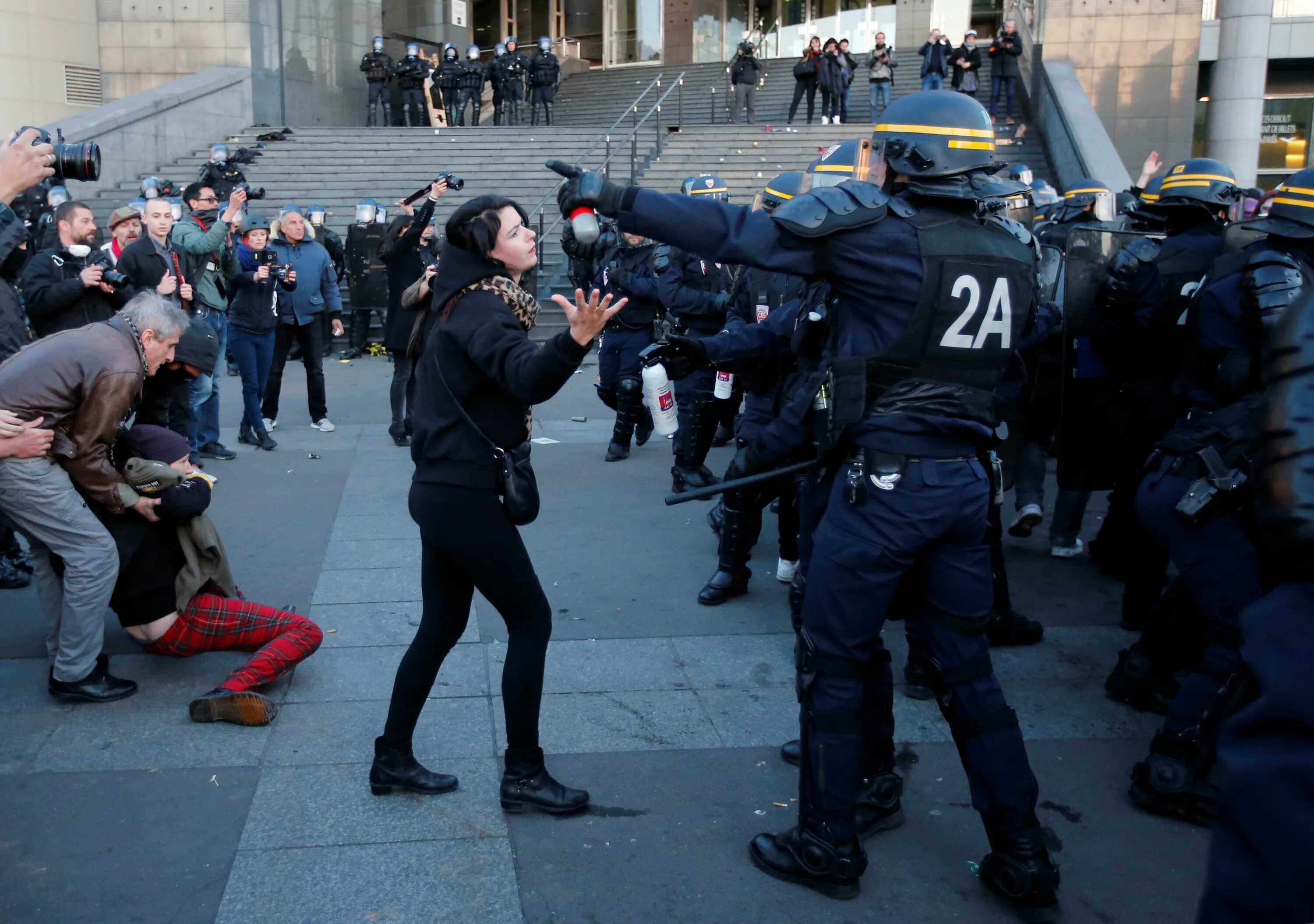 Французы сегодня. Протесты во Франции. Полиция Франции на митингах. Французские беспорядки.