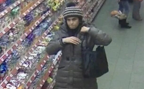Кражи в магазинах магнит. Скрытая камера в магазине. Девушка из магазина. Кражи в магазинах видео кирове. Воришка в магазине.