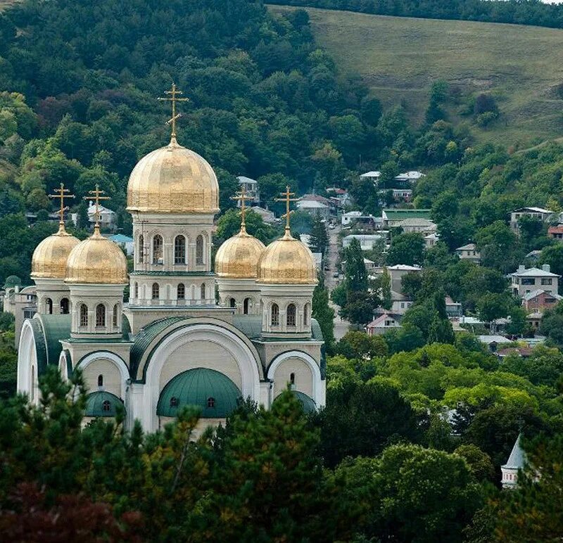 Куда ехать в кисловодске. Кисловодск ставропольский край. кафедральный храм кисловодска. центральный храм в кисловодске.