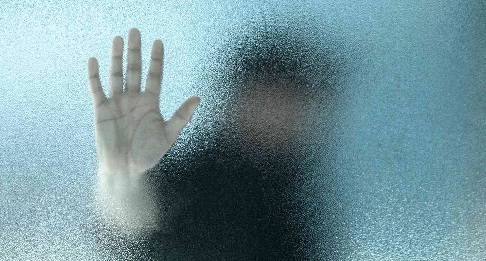 видеть через стекло. отражение в окне. человек с каплями. видеть через стекло. сквозь запотевшее стекло.