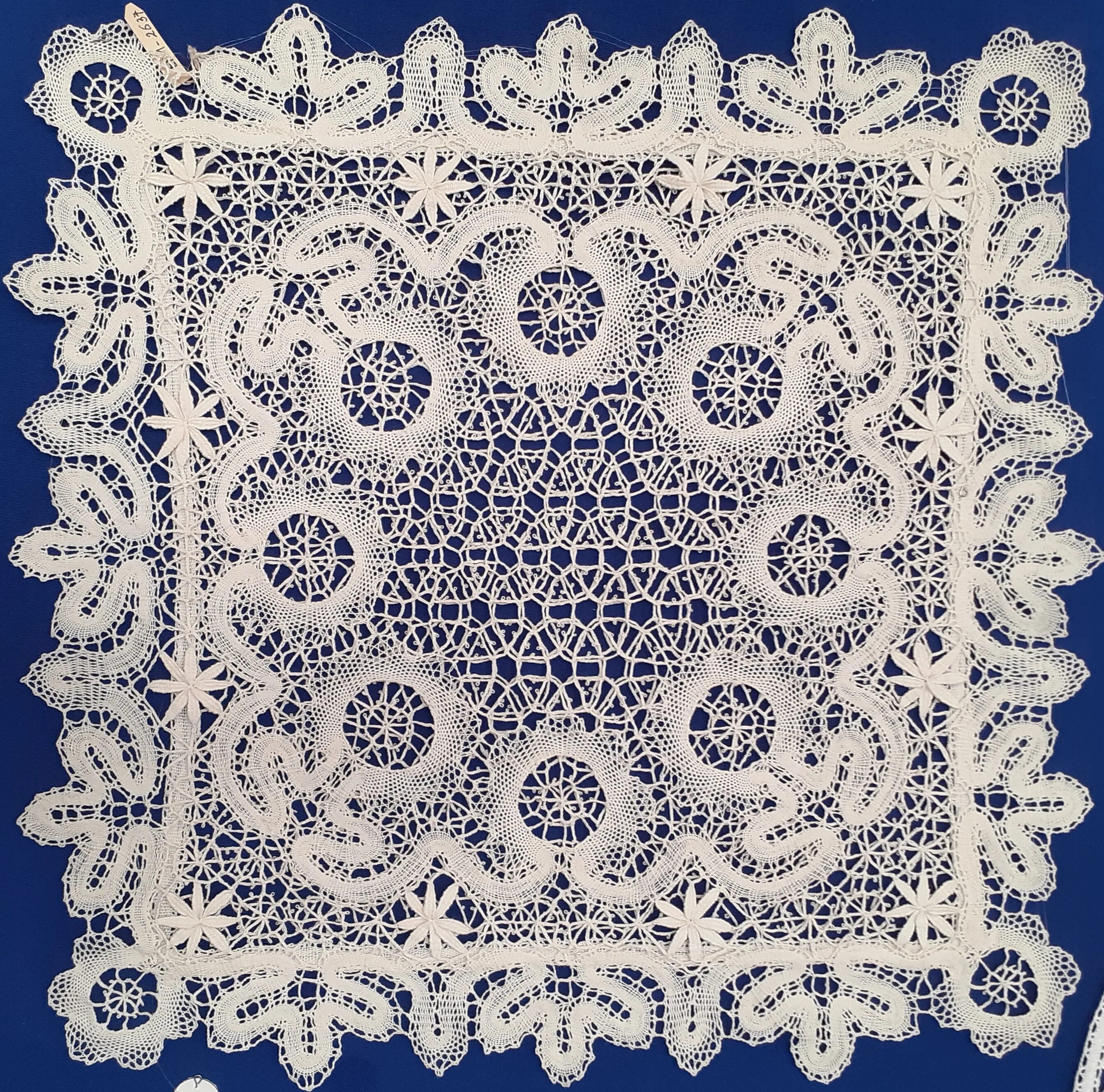 Вологодское кружевоплетение вологодское кружево. Вологодское кружево мадам круже. Кружева промысел. Вологодское кружево промысел коклюшки. Кружева промысел.