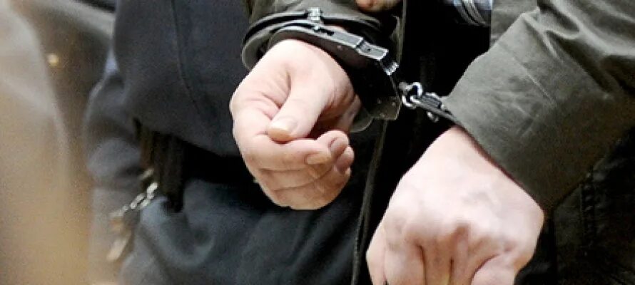 Пример задержания лица совершившего преступление. Задержание лица совершившего преступление. задержанный в наручниках.