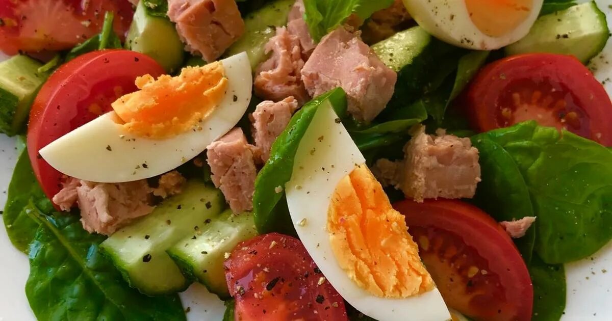 Салат с тунцом и шпинатом. Салат с тунцом. салат с тунцом консервированным. салат с тунцом и яйцом.