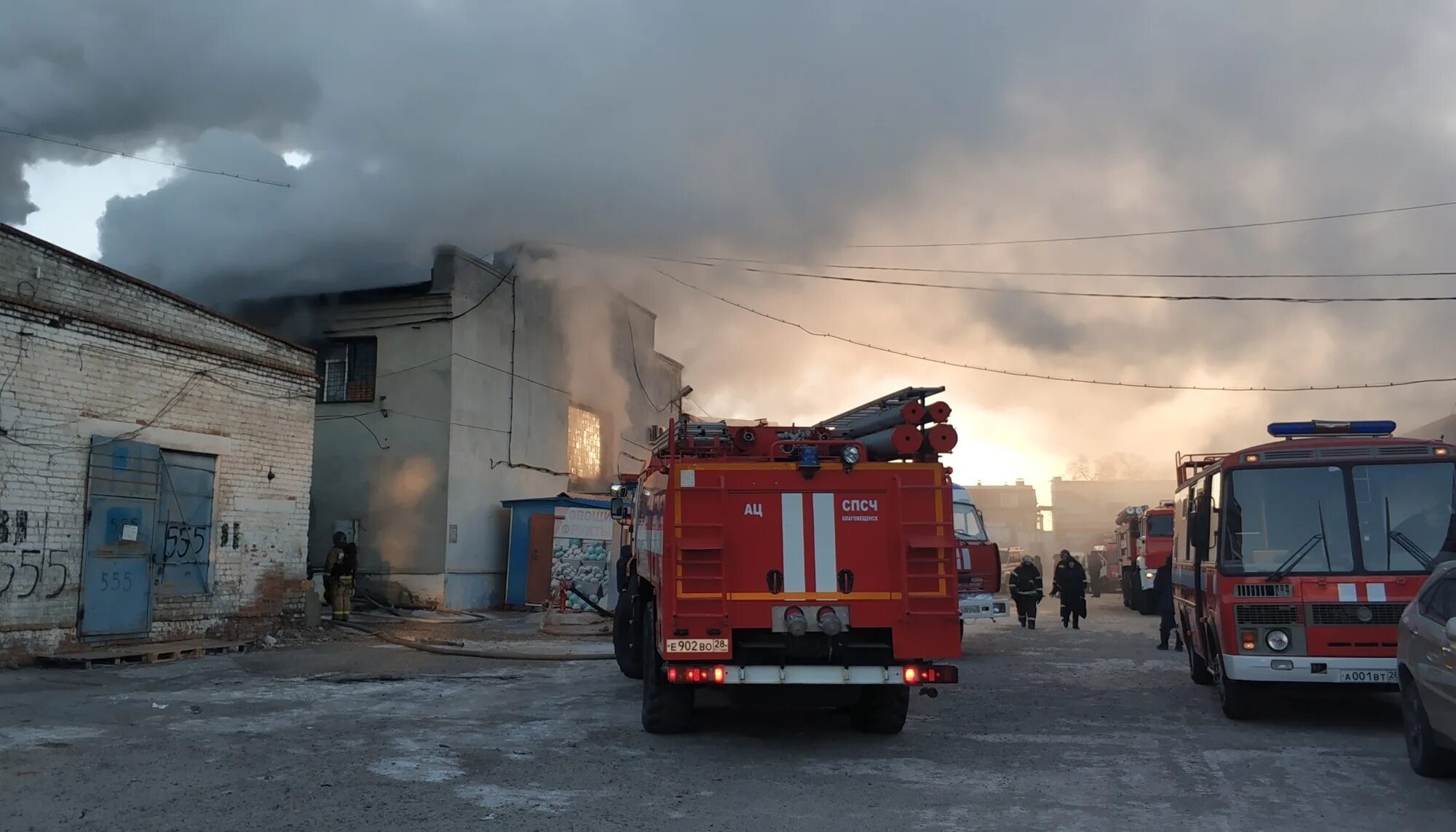 Чп в амурской области сегодня. МЧС пожар на складах на Амурской улице. Пожар в Благовещенске. Пожар Благовещенск сейчас. Пожары в Амурской области сейчас.