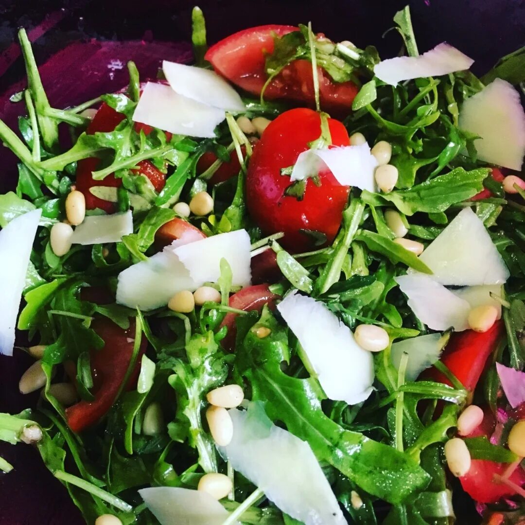 Салат с рукколой помидорами кедровым орехом. Салат руккола с черри и кедровыми орешками. Салат с руколой и кедровыми орешками и черри. Руккола с помидорами. Салат с рукколой и черри и кедровыми орешками.