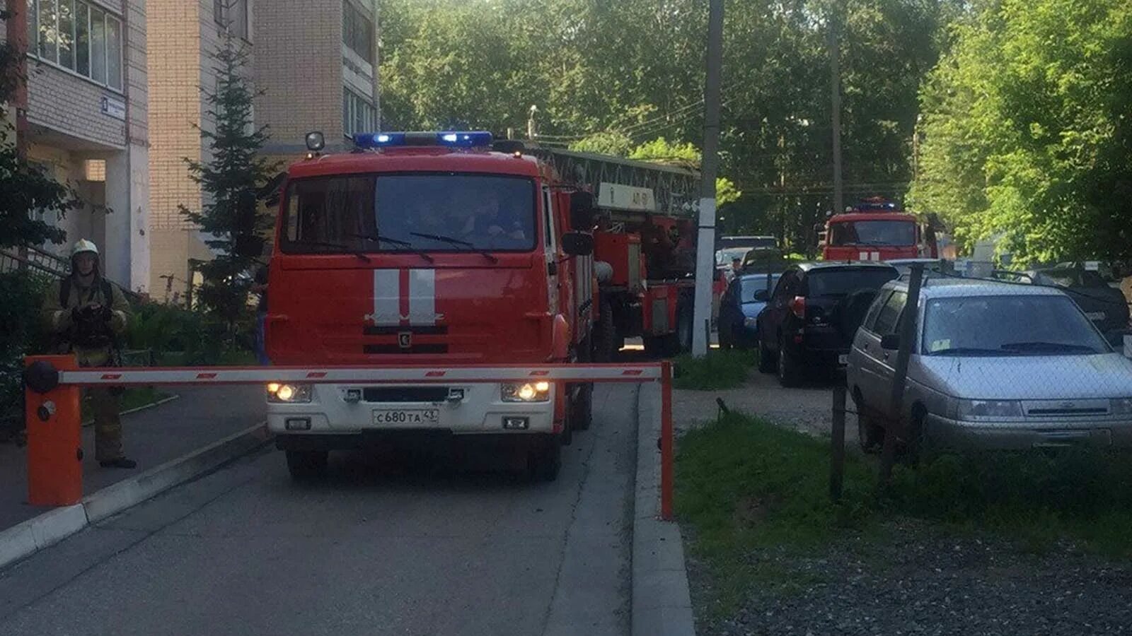 Проезд пожарной машины. Пожарная машина во дворе. проезд пожарной техники. пожарная машина возле дома. автомобиль у шлагбаума.