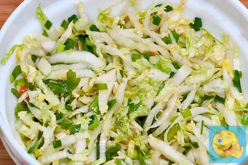 Салат с пекинской капустой и курицей и огурцом. Салат с пекинской капустой свежей. Пекинский салат. Салас пекинской капустой. Салат из пекинской капусты с маслом растительным.