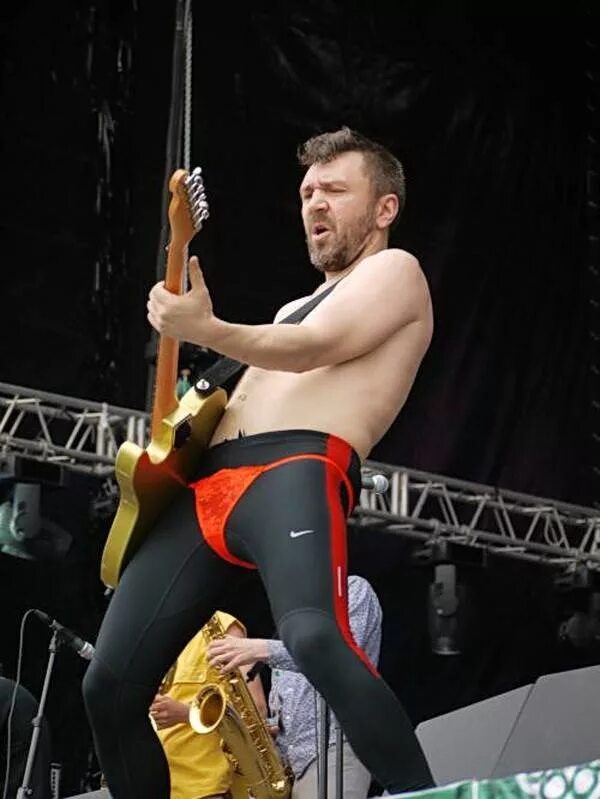 король британии в рваных носках. парень в дырявых носках. сергей шнуров 2023. в одном носке. выступил в одном носке.