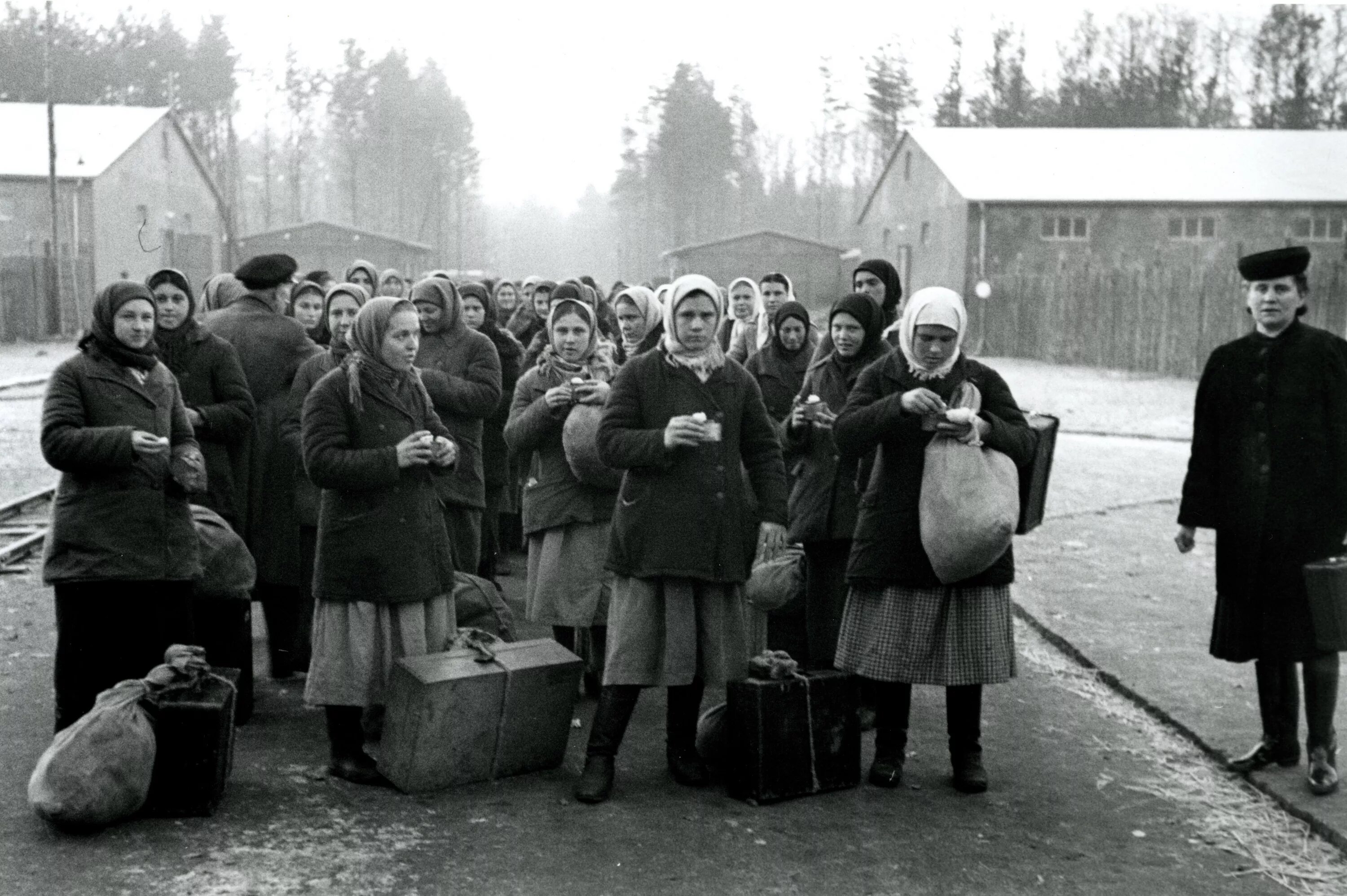 Советский человек в оккупации. Остарбайтеры в третьем рейхе. Жители угнанные в Германию в 1942. Дети Остарбайтеры в Германии.