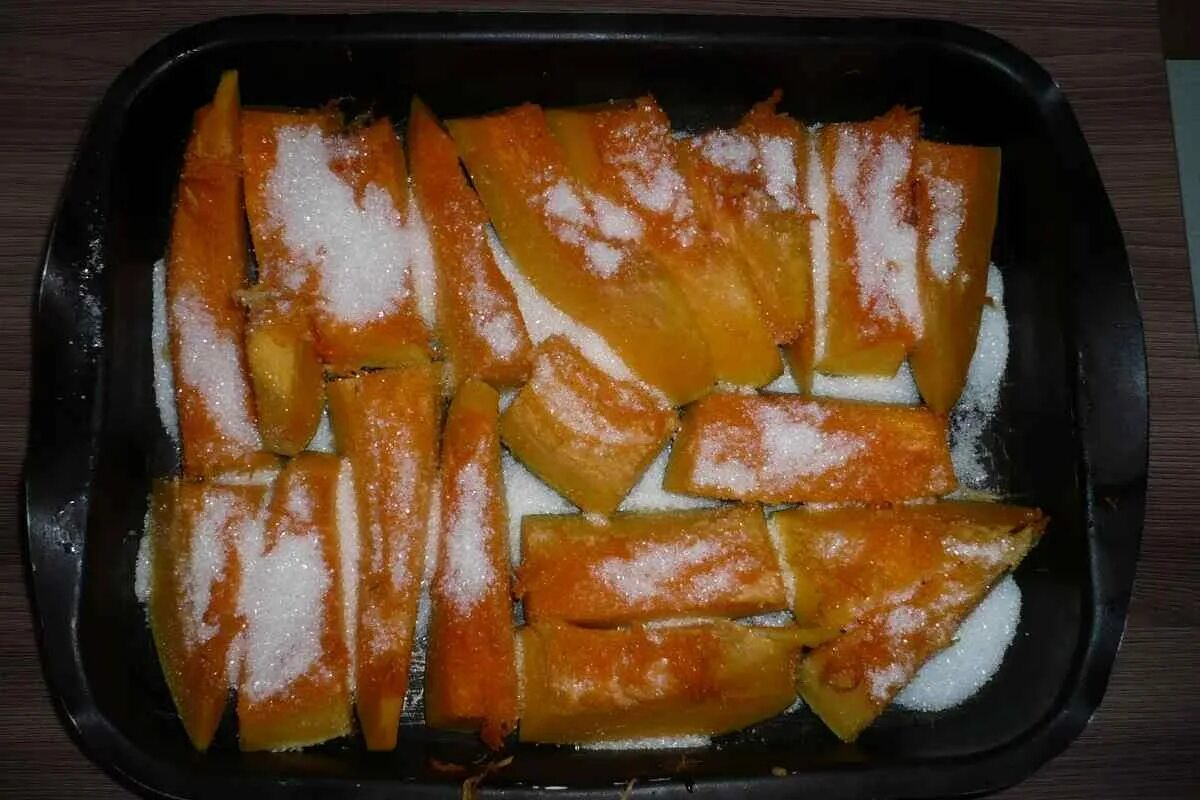 Что можно приготовить из кусочка. Тыква запечённая в духовке кусочками. тыква запечённая в духовке с фруктами. тыква запеченная в духовке с сахаром. тыква запеченная с фруктами.