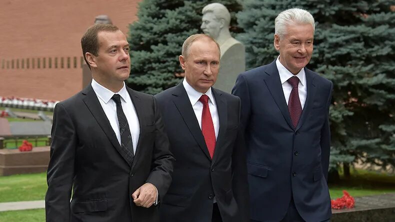 Путин поздравил Медведева с днем рождения - ТАСС