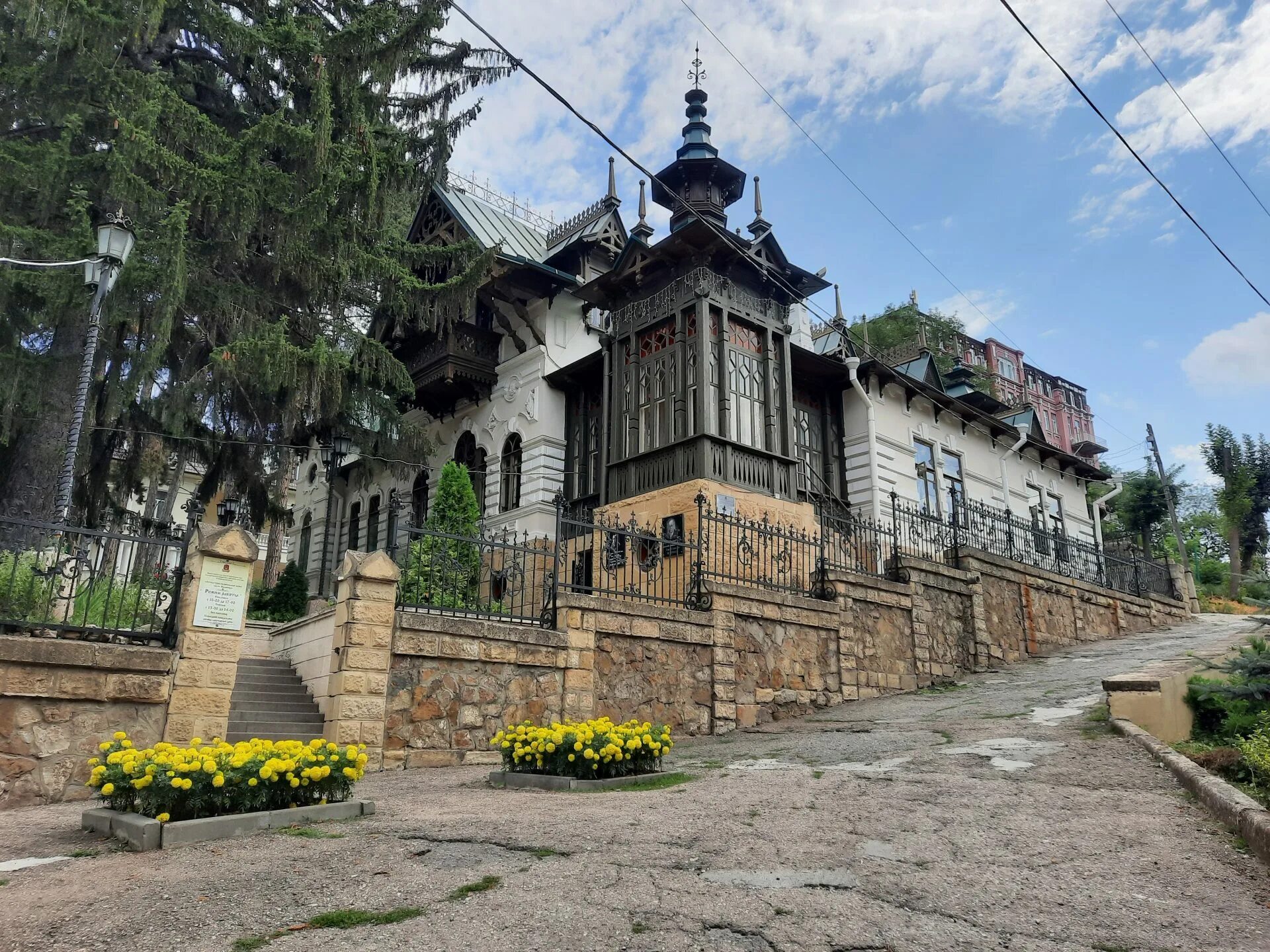 Окрестности кисловодска самостоятельно. Дача Шаляпина в Кисловодске. Дача Шаляпина в Кисловодске фото. Памятник Шаляпина в Кисловодске. Кисловодск 22.