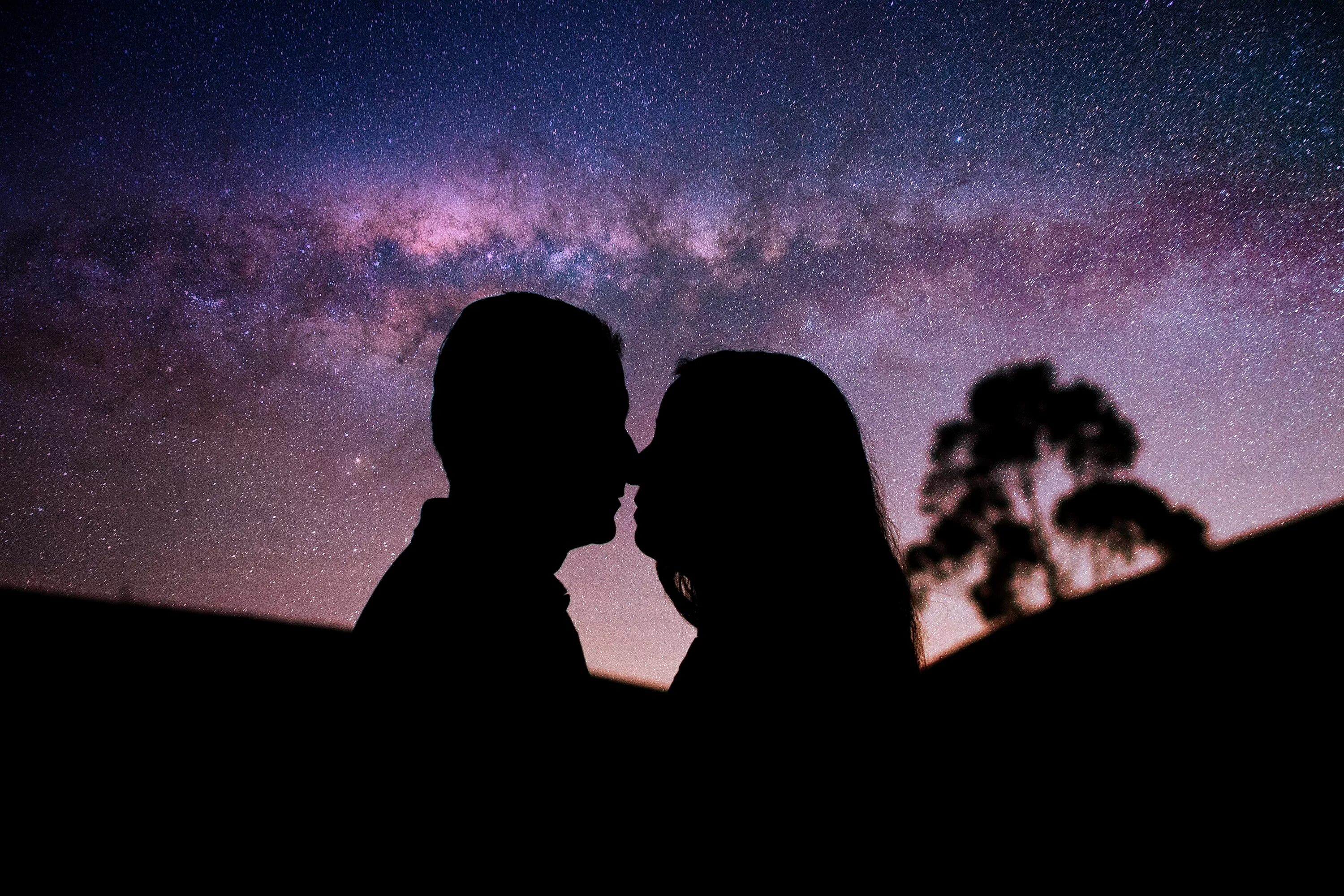 Пара на фоне звездного неба. Влюбленные на фоне ночного неба. Поцелуй под звездным небом. Ночь любви. Мы встретились ночью песня