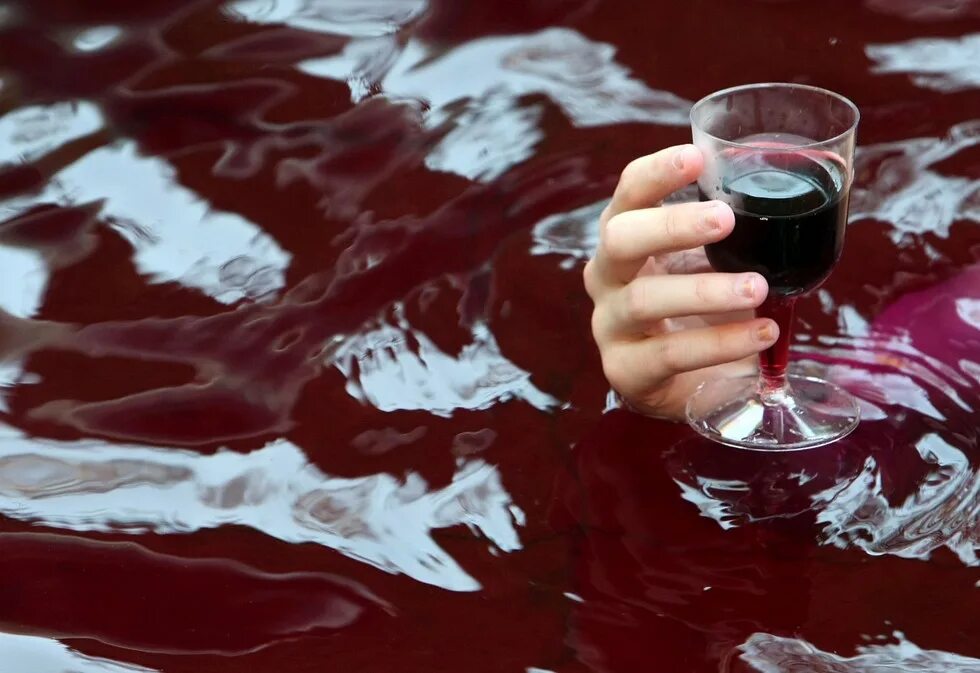Топить в вине. Река из вина. Вино рекой. Ванна с вином. Ванная с красным вином.