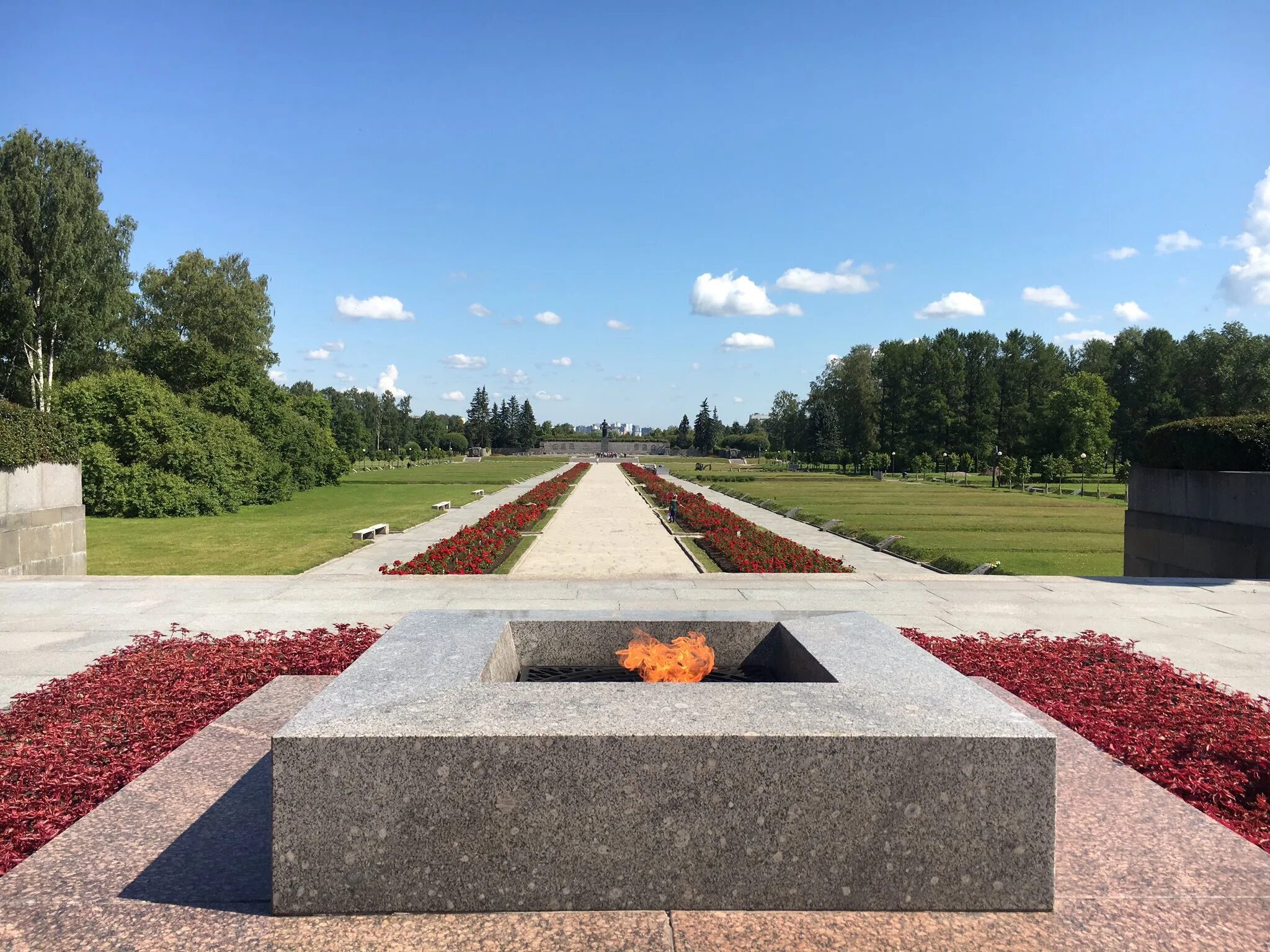 Пискаревское кладбище похоронено. Пискарёвское мемориальное кладбище. Мемориал на Пискаревском кладбище. Пискарёвское мемориальное кладбище могилы. Пискаревское кладбище блокада Ленинграда.