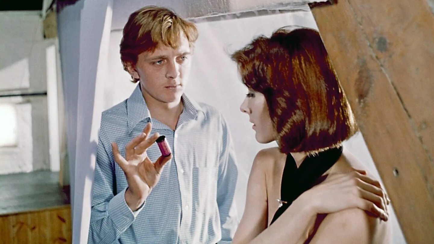 Blow a musical. Kid blowing bubbles. Девочка открыла рот. Лет blow. Кокаин фильм 2001 джонни депп.