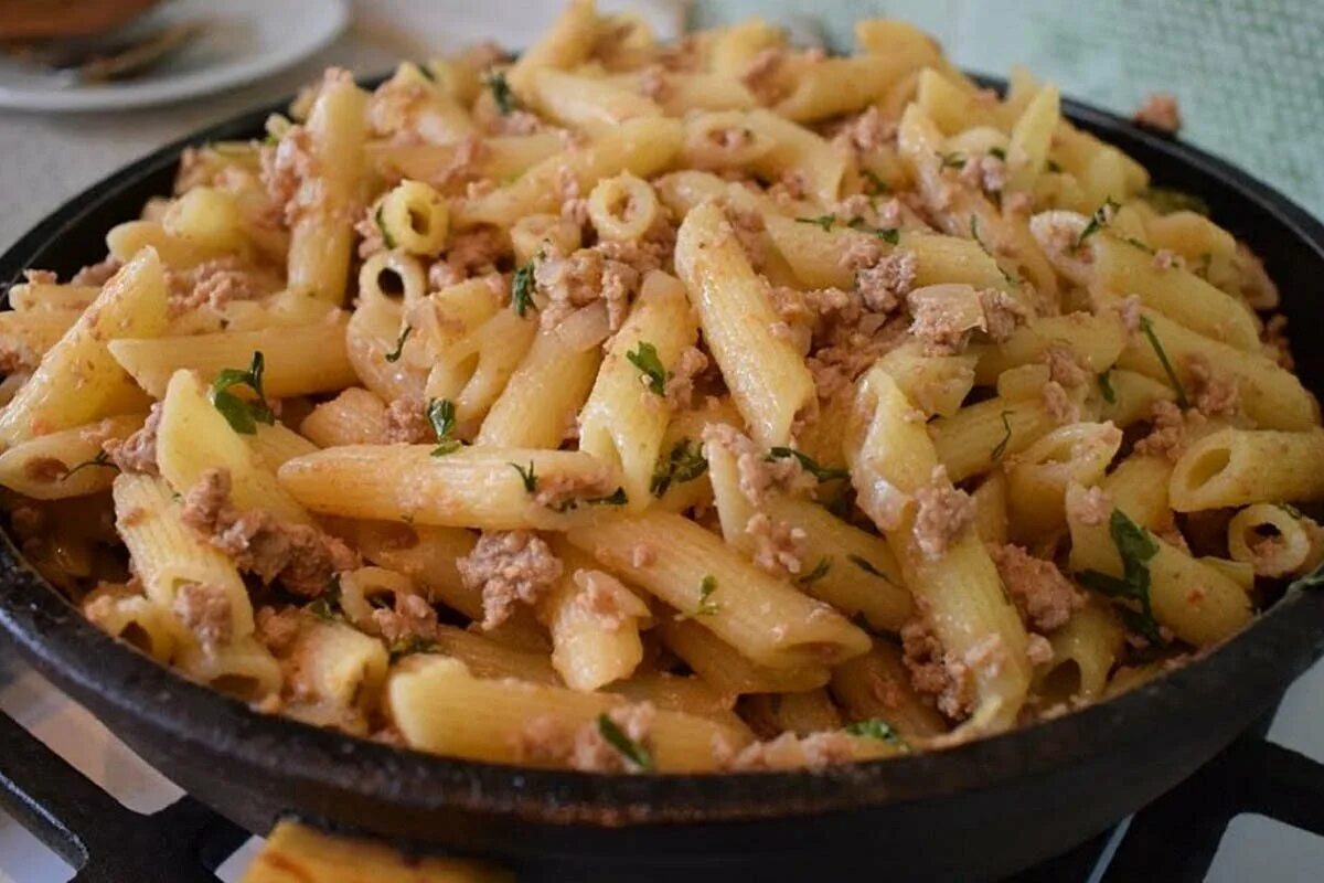 Фарш со сливками и макаронами на сковороде. Макароны по-флотски классический. сковородка для макарон по флотски. макароны по-флотски с фаршем и сыром. макароны по флотски в сковороде.