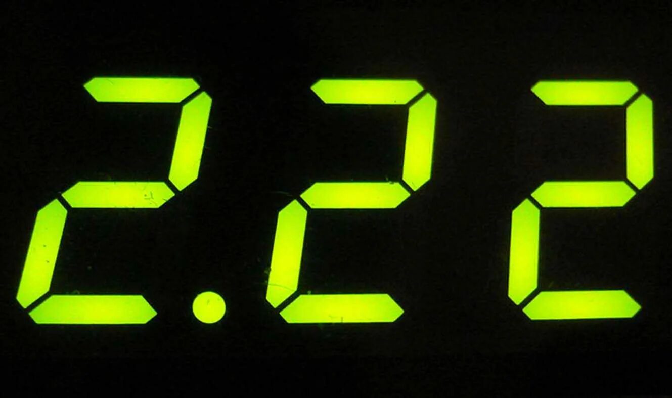 Время 1 00 значение времени. Цифровые часы на стену. Часы повторяющиеся цифры. 2 22 На часах. Магические цифры на часах.