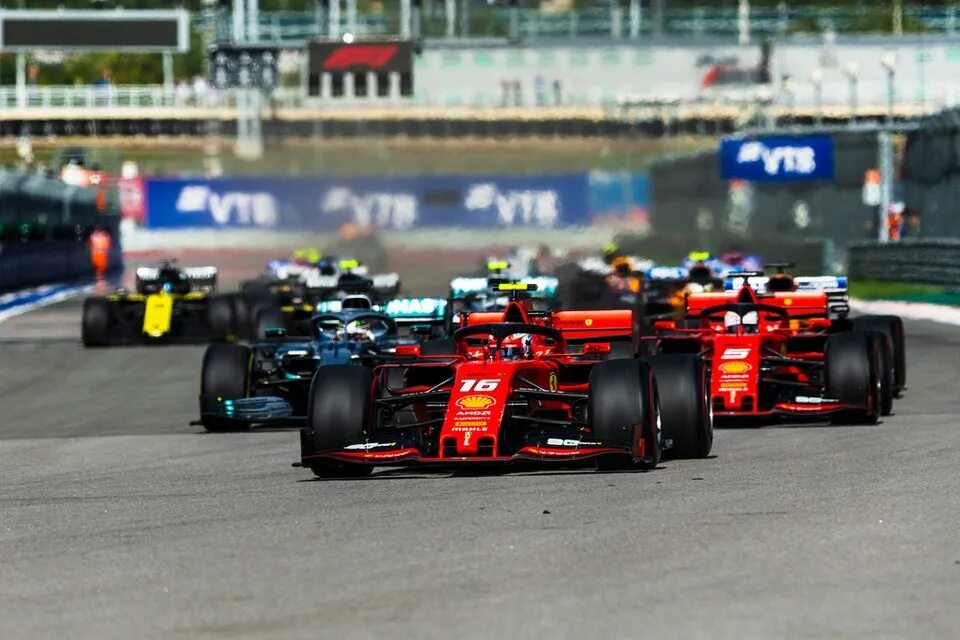 Когда начинается формула 1 2025. Старт f1. ф1 2025 старт гонки. феррари ф1 2025. формула 1 феррари.