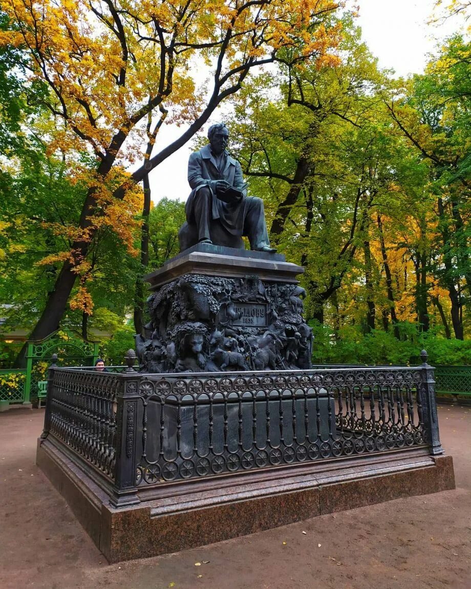 Памятник Крылову в летнем саду. Летний сад в Санкт-Петербурге Крылов. Памятник Крылову в Питере.