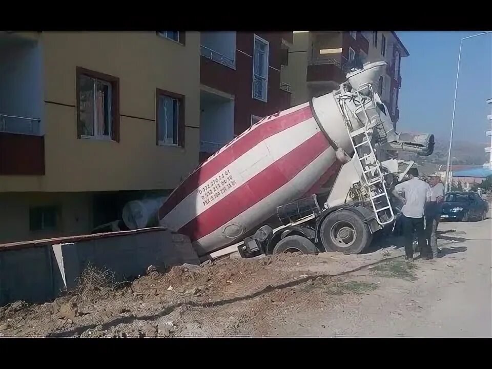Татра автобетоносмеситель. Я бетономешалка мне бетона не жалко. Песня бетономешалка мешает бетон текст. Бетона мешалка мем. Смешная бетономешалка.