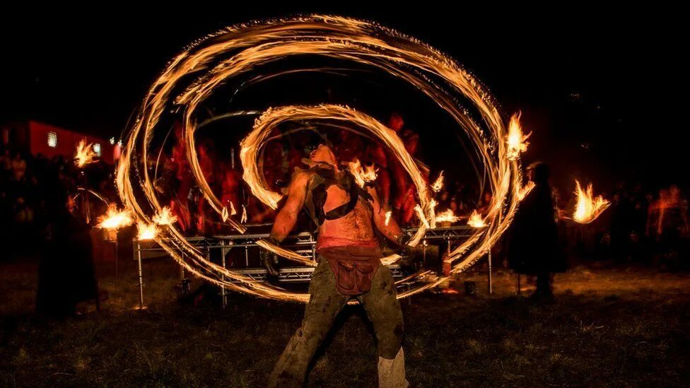 Бельтайн в ирландии. Белтайн вальпургиева ночь. Pagan festival. Белтейн фестиваль огня шотландия. Шабаш бельтайн.