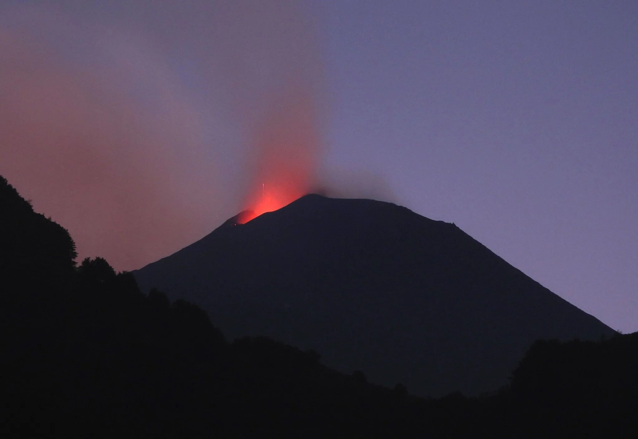 Где находится вулкан этна действующий или потухший. Вулкан Этна. Этна Сицилия. Вулкан Этна потухший.