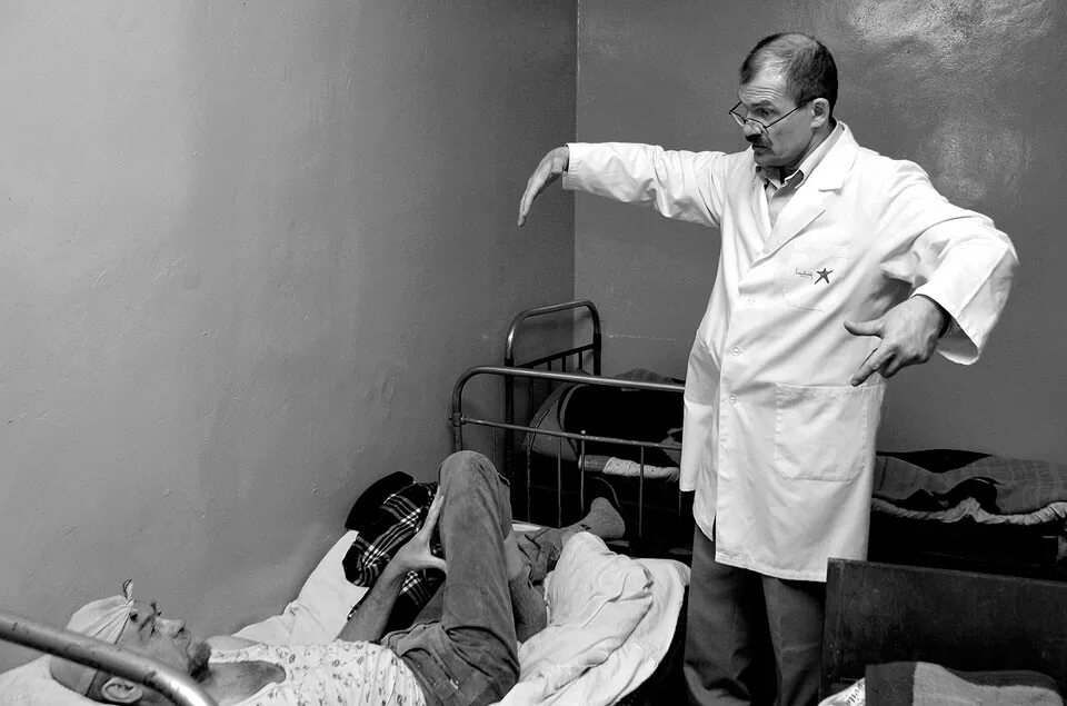 Психбольница врач пациент. Психологическая больница. Психиатрическая больница алатырь. Психушка разговор с особо буйным пациентом. Врач и пациент.