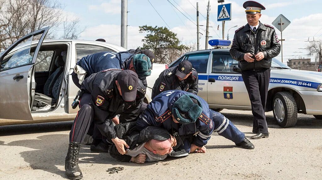 Полиция задерживает преступника. Полиция ловит преступников. Полицейский и преступник.